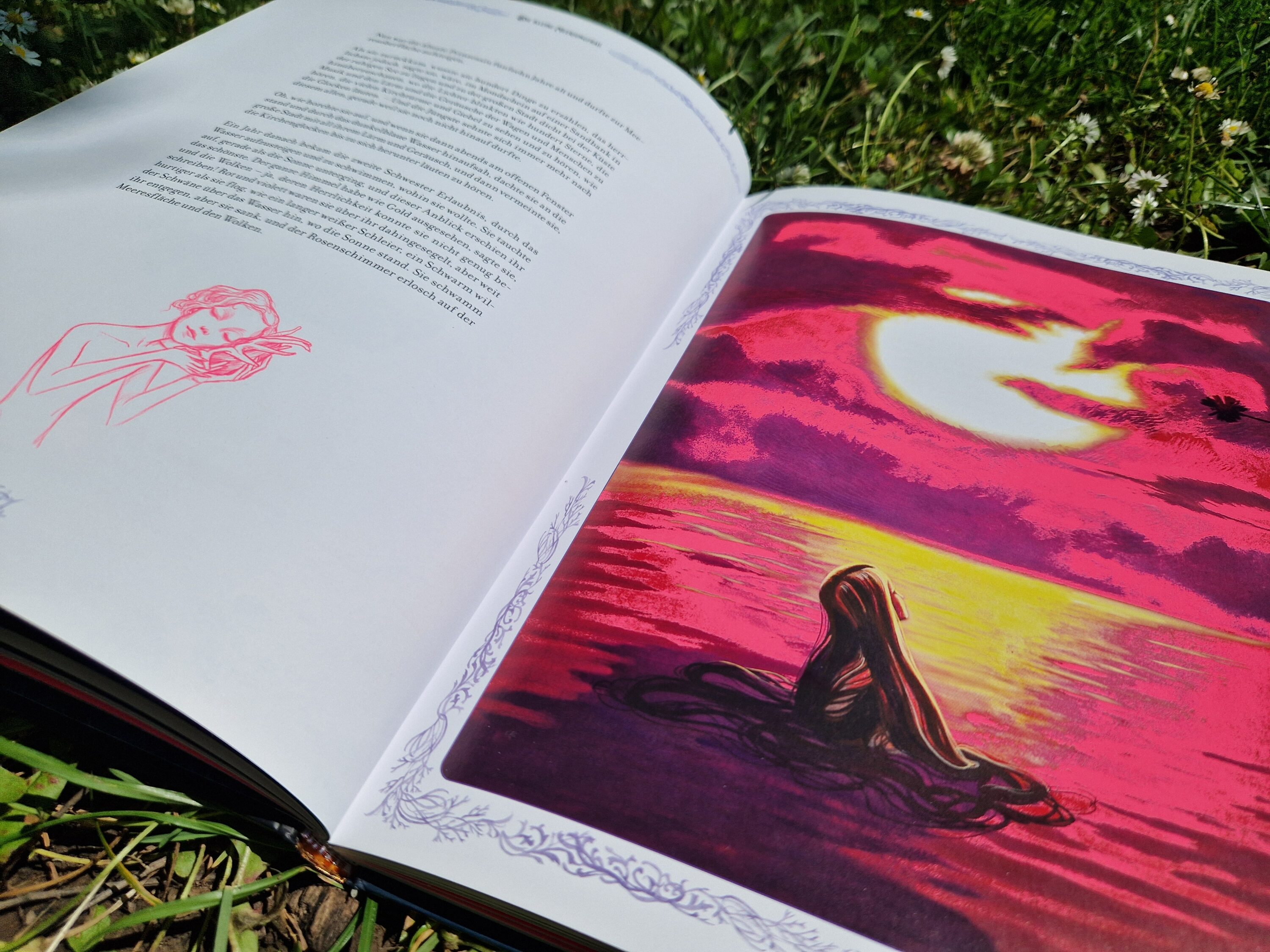 Blick ins Buch mit einer Textseite und einer ganzseitigen Illustrationen, die die Meerjungfrau im Sonnenuntergang zeigt