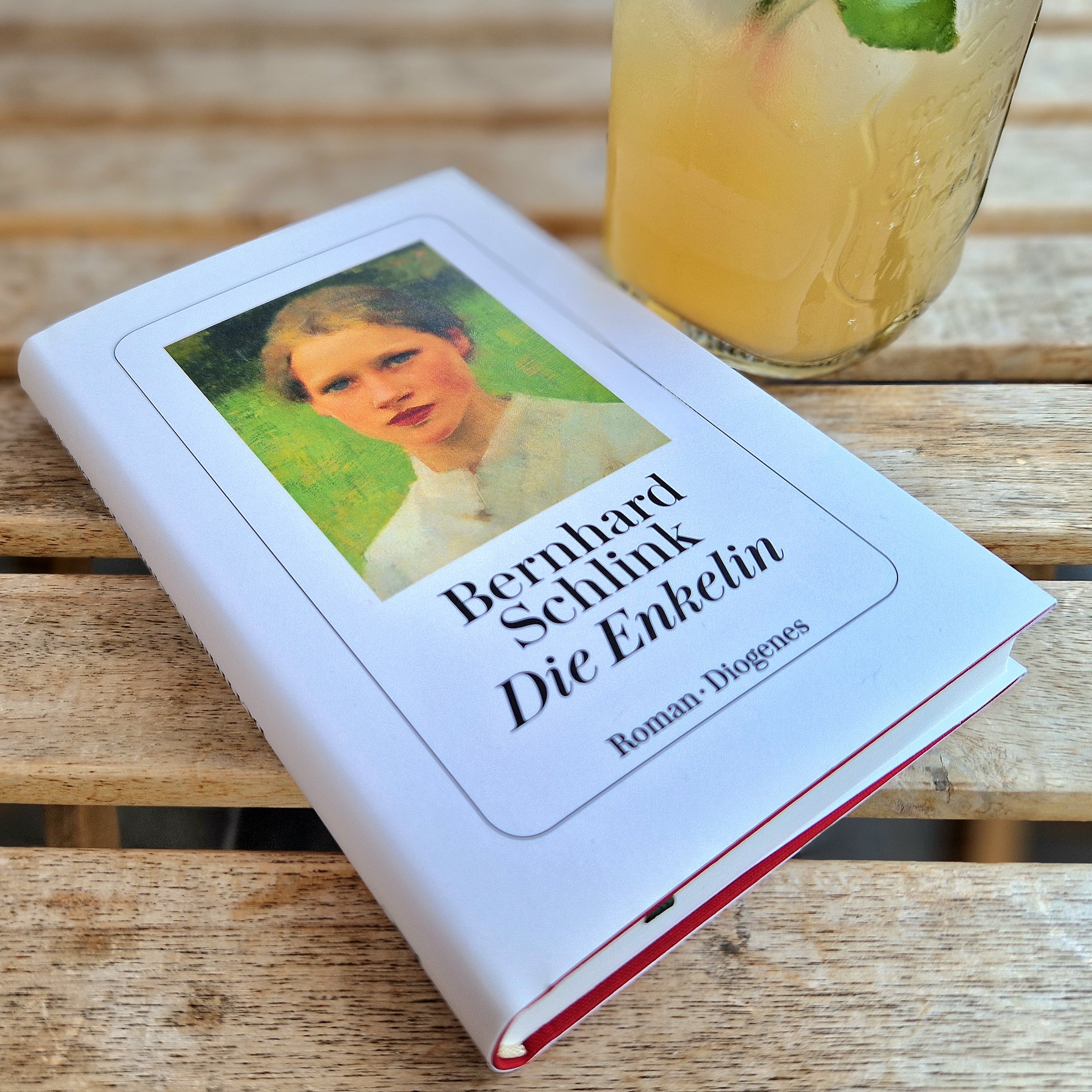 Die beiden Bilderbücher "Das Spiegel-Zebra" und "Frederiko - Der kleine Waldwichtel" liegen nebeneinander